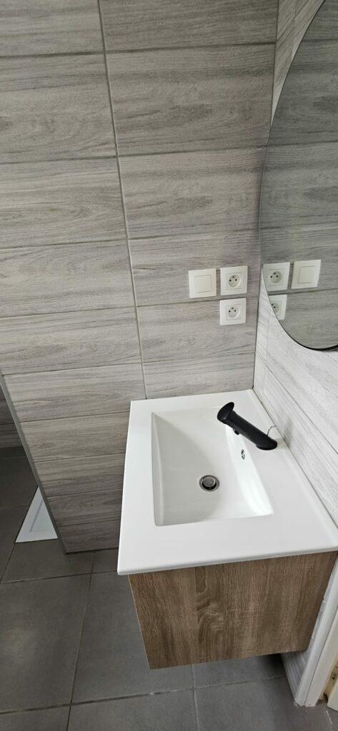 Lavabo et faïence nettoyés lors d'une remise en état