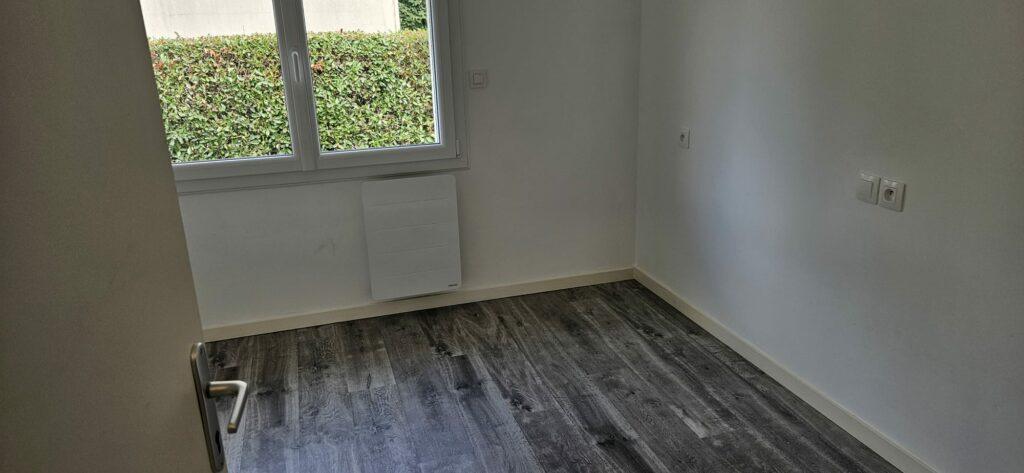 Chambre vide nettoyée avant la remise des clés